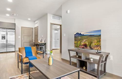 Glendale Sports and Entertainment District Appartement | Stunning Westgate CozySuites by stadium with pool 5