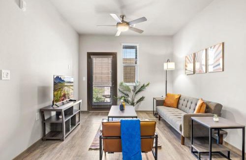 Glendale Sports and Entertainment District Appartement | Stunning Westgate CozySuites by stadium with pool 5
