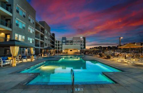 Glendale Sports and Entertainment District Appartement | Stunning Westgate CozySuites by stadium with pool 12