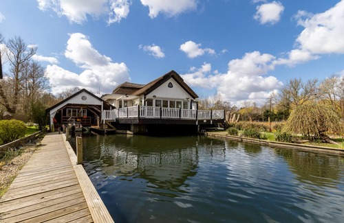 Wroxham Cottage | Superbe maison de vacances Wroxham sur la rivière Bure avec bateau privé pour 10 personnes