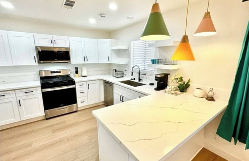 Paradise Maison | Style chic Vegas airport strip 5 mils 6 mils strip 4bd +home theater