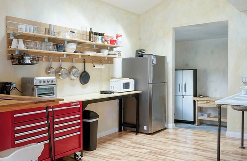 Petersburg Maison | Style on the Square 2-bedroom bungalow with WiFi, AC in Petersburg