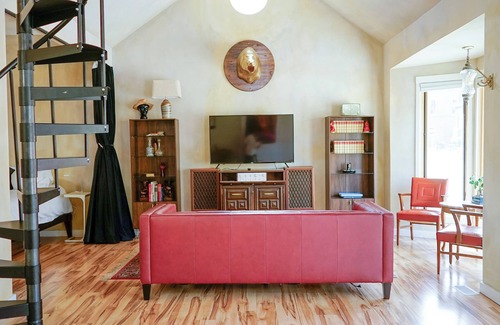 Petersburg Maison | Style on the Square 2-bedroom bungalow with WiFi, AC in Petersburg