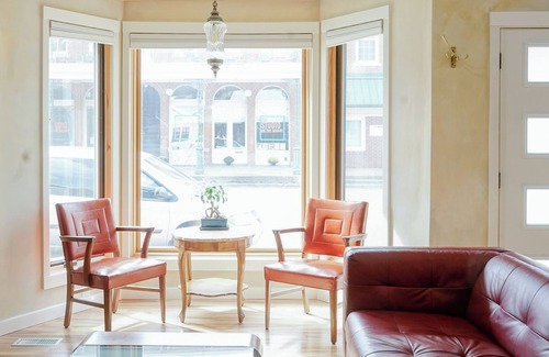 Petersburg Maison | Style on the Square 2-bedroom bungalow with WiFi, AC in Petersburg