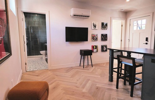 Whittier Appartement | Stylilsh guesthouse with parking. Located near Rino Art District and City Park.