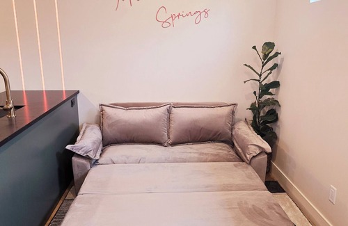 Whittier Appartement | Stylilsh guesthouse with parking. Located near Rino Art District and City Park.