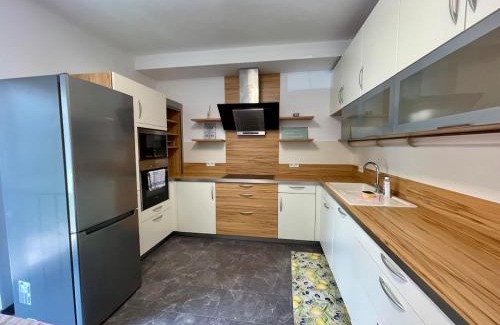 Jakomini Appartement | Stylische Wohnung nähe Stadthalle mit Balkon