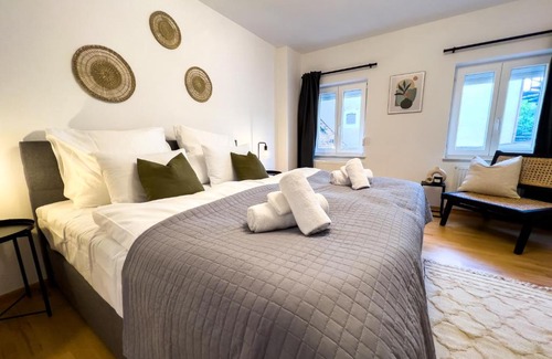 Deggendorf Appartement | STYLISCHE ZENTRALE WOHNUNG MIT KÜCHE UND PARKPLATZ IN SEITENSTRAẞE