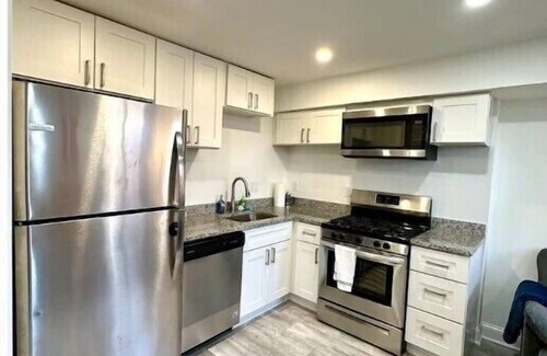 Brookland Appartement | Stylish 1 Bed - 5 min walk to Metro, free parking!
