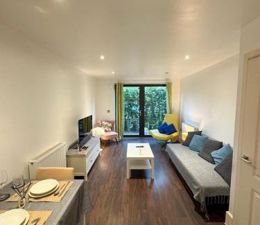 Bromley South Appartement | Stylish 1-Bed Near Canary Wharf with Patio