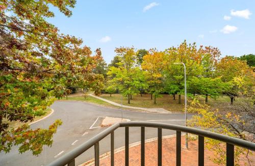 Phillip Appartement | Stylish 1-Bed Stay with Balcony & Study Room