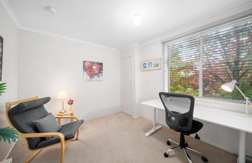 Phillip Appartement | Stylish 1-Bed Stay with Balcony & Study Room