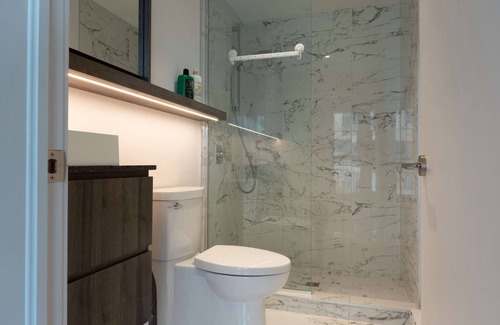 Pointe-Saint-Charles Copropriété | Stylish 1-bedroom condo located in vibrant Griffintown,