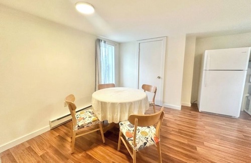 Mechanicsville Maison | Stylish 1-Bedroom Duplex home with Air Conditioning in Desirable Danville