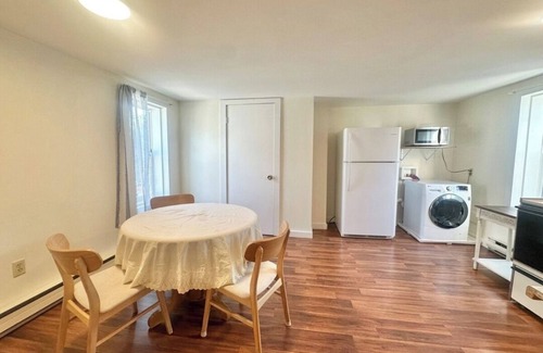 Mechanicsville Maison | Stylish 1-Bedroom Duplex home with Air Conditioning in Desirable Danville