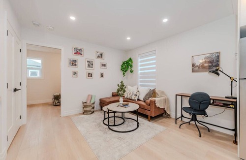 Kitchener Maison | Stylish 1BD Steps from Downtown