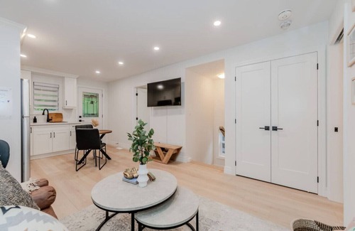 Kitchener Maison | Stylish 1BD Steps from Downtown