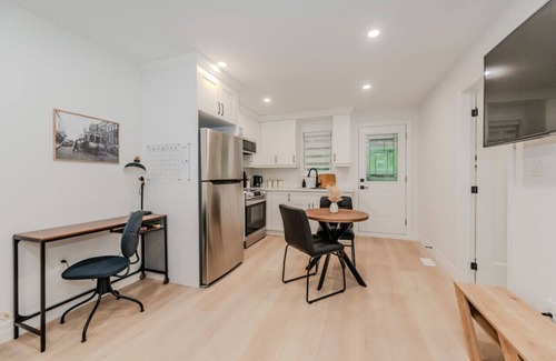 Kitchener Maison | Stylish 1BD Steps from Downtown