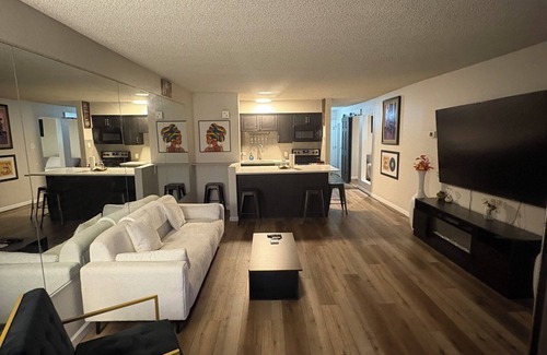 Downtown Denver Copropriété | Stylish 1BR w/Patio Skyline Views, Pool, Gym & Work/Meeting Amenities