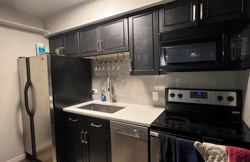 Downtown Denver Copropriété | Stylish 1BR w/Patio Skyline Views, Pool, Gym & Work/Meeting Amenities