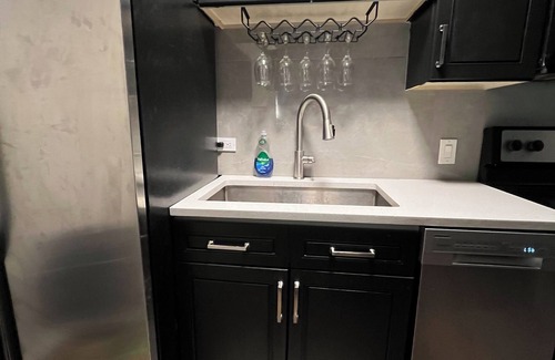 Downtown Denver Copropriété | Stylish 1BR w/Patio Skyline Views, Pool, Gym & Work/Meeting Amenities