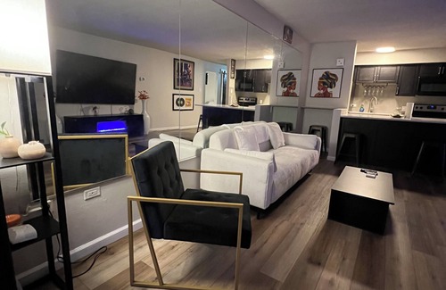 Downtown Denver Copropriété | Stylish 1BR w/Patio Skyline Views, Pool, Gym & Work/Meeting Amenities