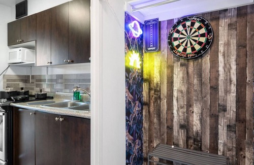 Applewood Appartement | Stylish 1BR with King Bed, Patio, Dart Room, and Free Parking – 10 min to SQ1