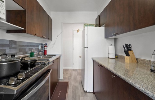 Applewood Appartement | Stylish 1BR with King Bed, Patio, Dart Room, and Free Parking – 10 min to SQ1