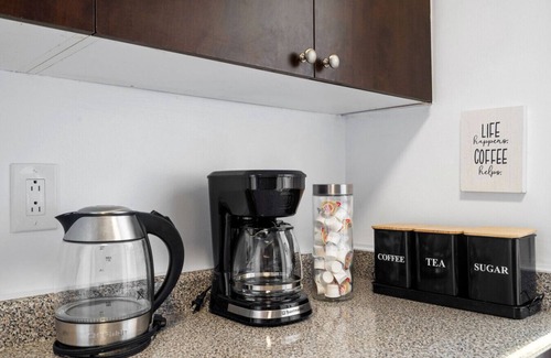 Applewood Appartement | Stylish 1BR with King Bed, Patio, Dart Room, and Free Parking – 10 min to SQ1