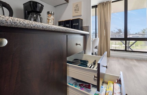 Applewood Appartement | Stylish 1BR with King Bed, Patio, Dart Room, and Free Parking – 10 min to SQ1