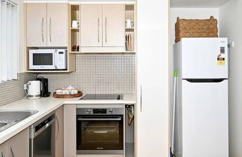 Moreton Bay Region Appartement | Stylish 2 B/R Kings Beach Apartment (6 guests) ZF4