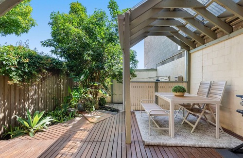 Brunswick West Maison | Stylish 2-Bed Brunswick Retreat with Sunny Deck