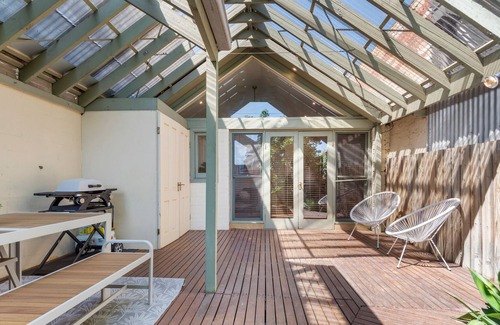 Brunswick West Maison | Stylish 2-Bed Brunswick Retreat with Sunny Deck