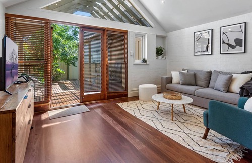 Brunswick West Maison | Stylish 2-Bed Brunswick Retreat with Sunny Deck
