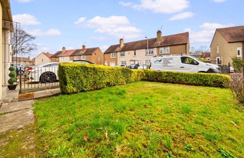 Grangemouth Maison | Stylish 2 Bed Home With Garden Space
