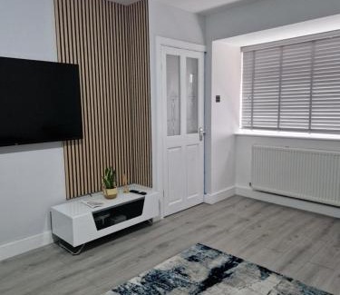 Upper Edmonton Maison | Stylish 2 bed home- short walk to Tottenham Stadium/Stations