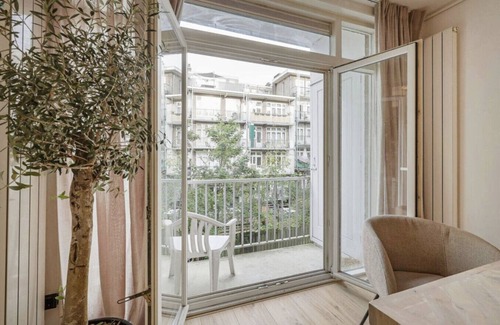 Rijnbuurt Appartement | Stylish 2-Bedroom Apartment with Balcony in Trendy Amsterdam-Zuid