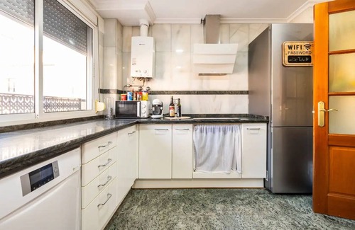 El Molinillo Appartement | Stylish 2-bedroom apartment with private patio and WiFi in enjoyable Málaga