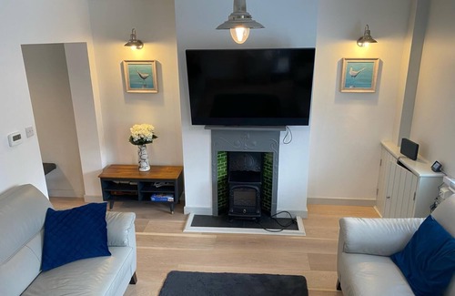 Newmarket Cottage | Stylish 2 Bedroom Cottage With Patio & hot tub in the Heart of Newmarket