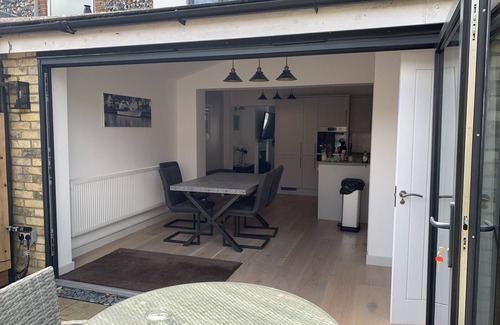 Newmarket Cottage | Stylish 2 Bedroom Cottage With Patio & hot tub in the Heart of Newmarket