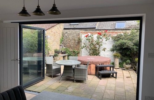 Newmarket Cottage | Stylish 2 Bedroom Cottage With Patio & hot tub in the Heart of Newmarket