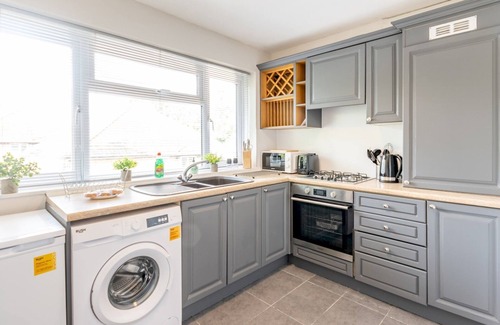 Warley Appartement | Stylish 2-Bedroom Flat in Great Warley – Sleeps 6 | Pass the Keys