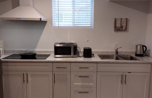 Guelph Appartement | Stylish 2-Bedroom Guest Unit for 4 people in Central Location, Affordable Rates