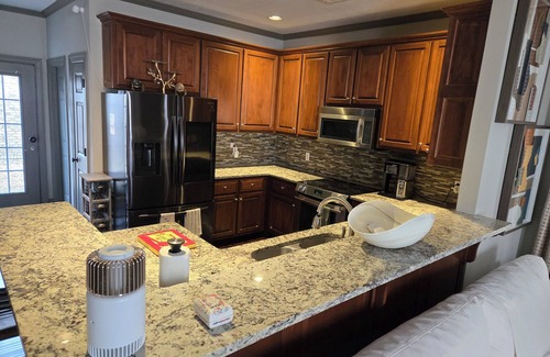 Tupelo Maison | Stylish 2 bedroom townhouse, ideal for your needs. Elvis Presley's Birthplace!