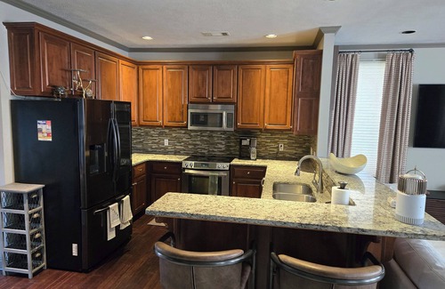 Tupelo Maison | Stylish 2 bedroom townhouse, ideal for your needs. Elvis Presley's Birthplace!