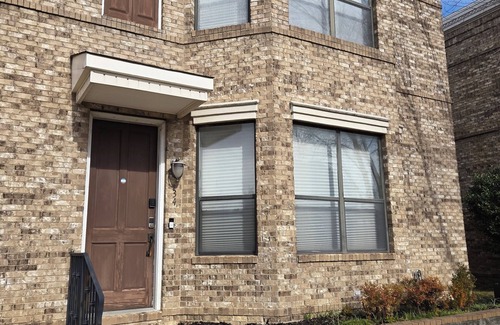Tupelo Maison | Stylish 2 bedroom townhouse, ideal for your needs. Elvis Presley's Birthplace!