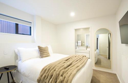 Frankton Maison | Stylish 2-BR Home, Scenic Balcony, Key Amenities