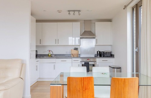 St. Pancras and Somers Town Appartement | Stylish 2BD Flat w Balcony, Heart of King's Cross
