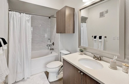 East Oak Hill Appartement | Stylish 2Bed/2Bath Apt + 1G WiFi + Parking
