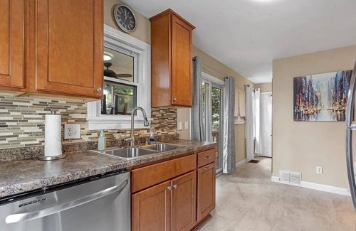 Springfield Maison | Stylish 2BR/2BA Retreat - Comfort & Convenience in Springfield